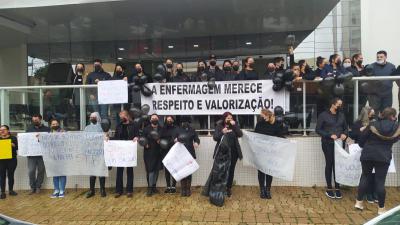 Profissionais da enfermagem realizaram manifesto contra o veto do novo piso em Laranjeiras do Sul